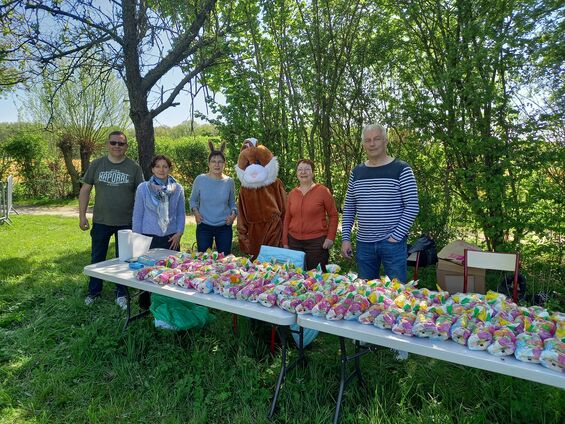 Les organisateurs de la Municipalité avec un bel étalage des lapins en chocolat.