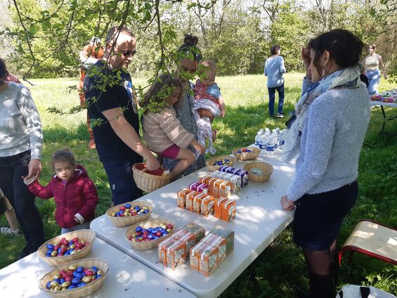 Un petit goûter à l'ombre lors de la chasse aux œufs 2022