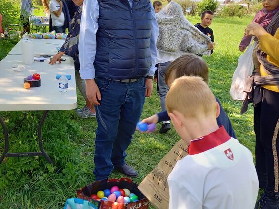 Discussion entre des enfants et Mr le Maire lors de la découverte des œufs