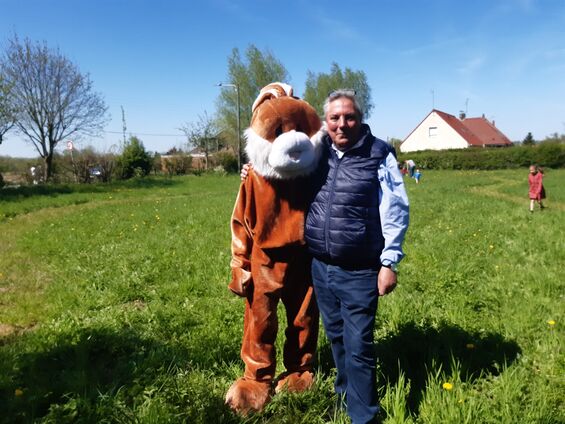 Mr le Maire pose avec la Mascotte Faumontoise, le Lapin de Pâques