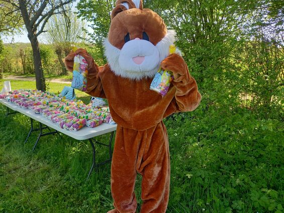 La Mascotte prête à offrir ses cadeaux chocolatés