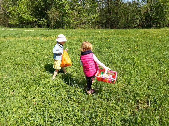 En période de grande recherche dans les herbes, des œufs des enfants pour la Chasse à l'Œuf 2022