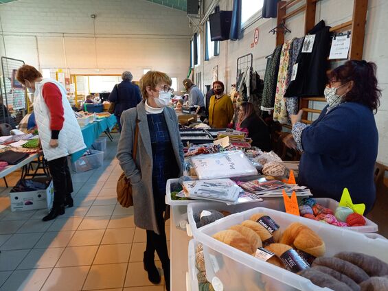 Discussion entre un exposant et un visiteur lors des Puces Coutures