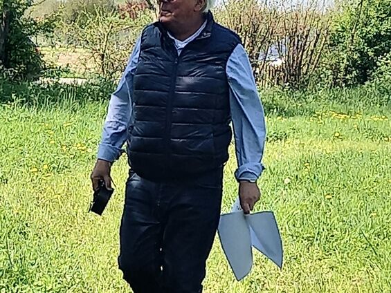 Mr le Maire montrant la voie aux enfants