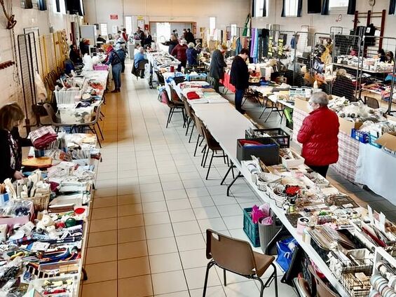 Etalage des exposants des Puces Coutures