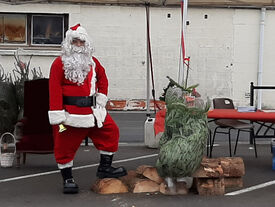 Vente de sapins avec le père-noël
