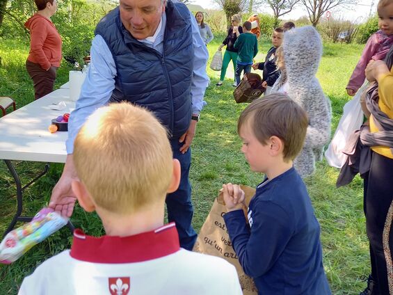 Dotation de Mr le Maire aux enfants lors de la chasse à l'Œuf 2022
