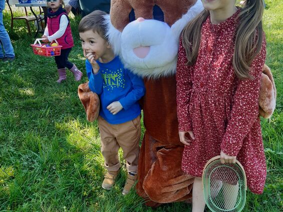 Une petite photo des enfants avec la Mascotte
